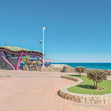 Stunning In With Outdoor Swimming Pool, 3 Bedrooms And Wifi *